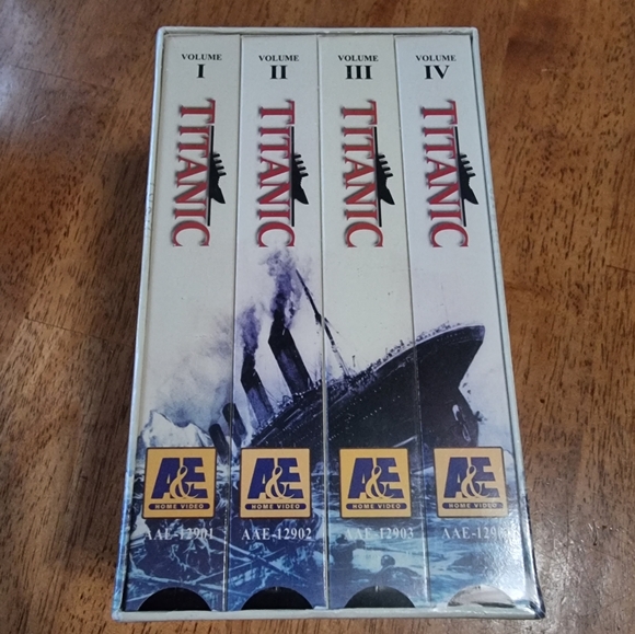 🆕️ TITANIC Vintage 4 VHS Boxed Set - Picture 1 of 6